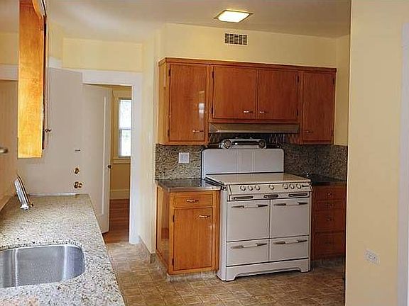 Eat-in granite kitchen