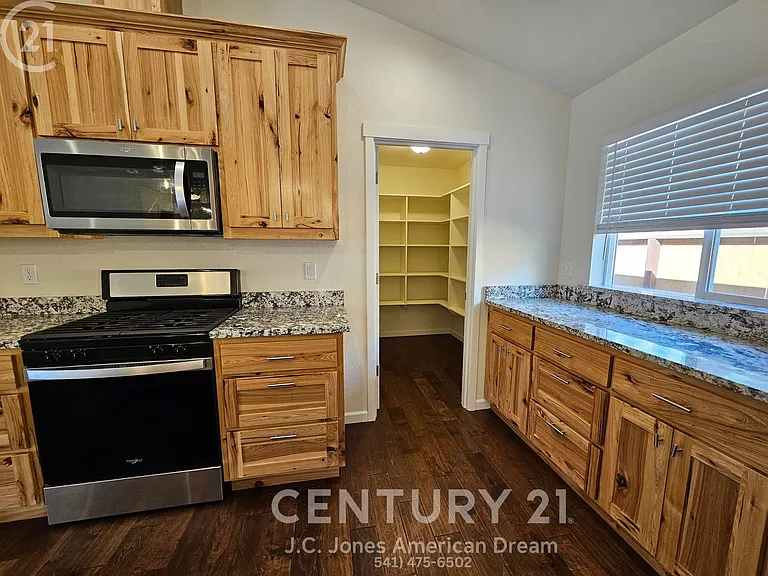 1006 SW L St — Photo 5