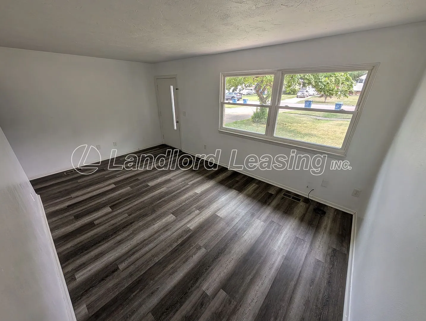 Well-Maintained 3-Bedroom Townhouse in Lorain — Photo 2