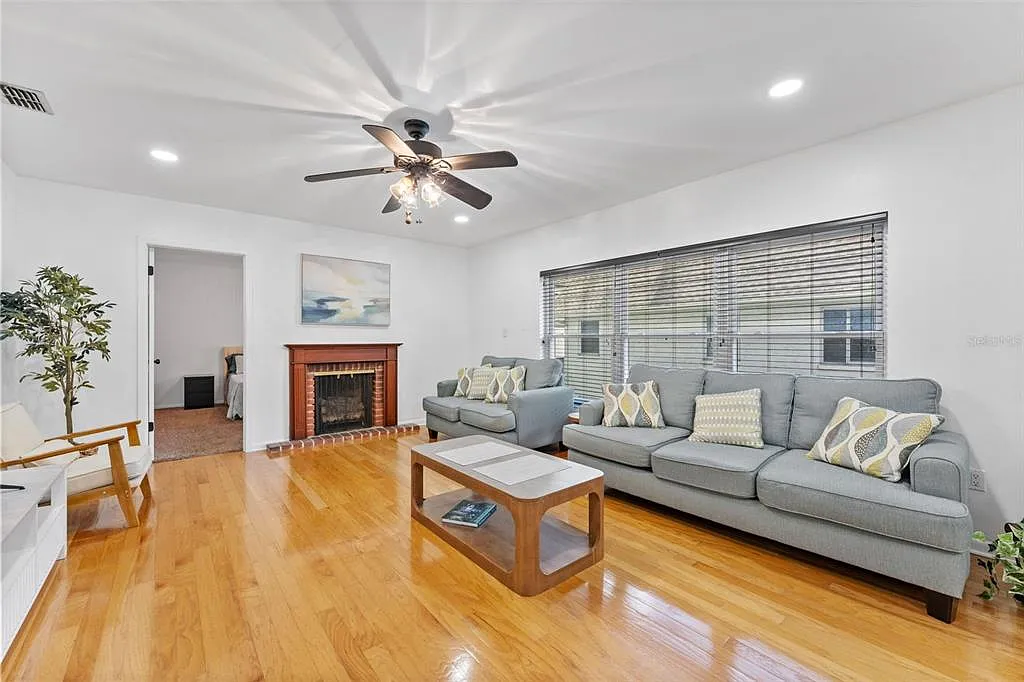 3 bed, 2.0 bath, 1332 sqft, $3,000 — Photo 4