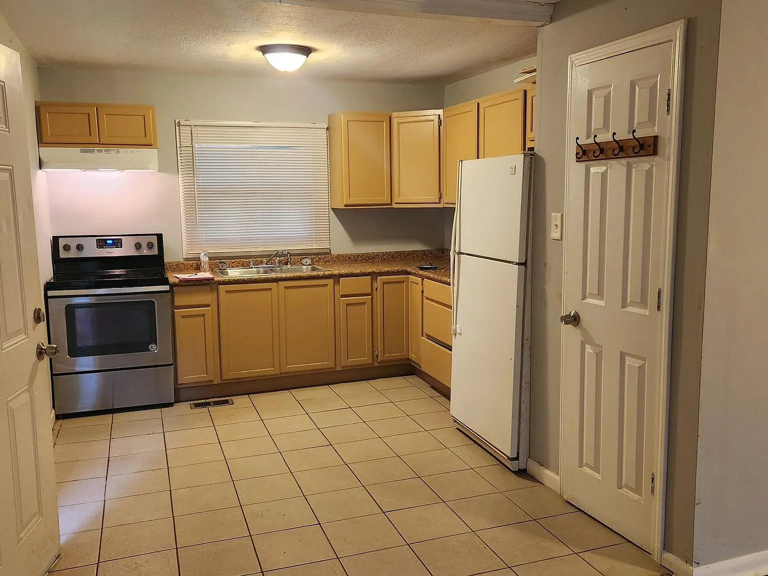 2 bed, 745 sqft, $1,200 — Photo 2