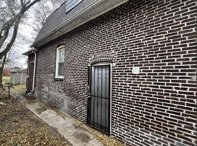 3rd image of 824 Tyler St