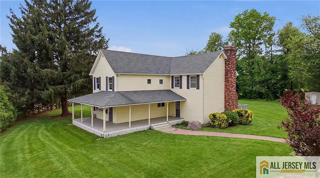 5 bed, 3.0 bath, 2236 sqft, $5,000 — Photo 2