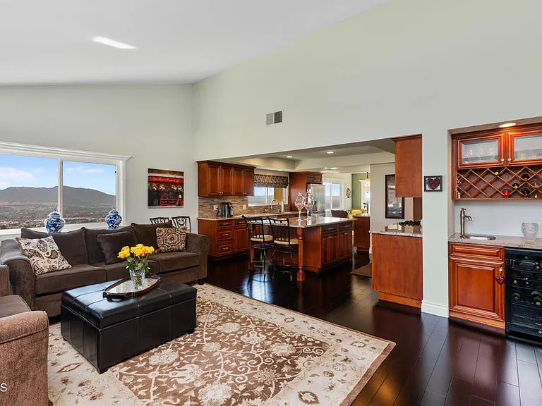 1234 E Tujunga Ave — Photo 13