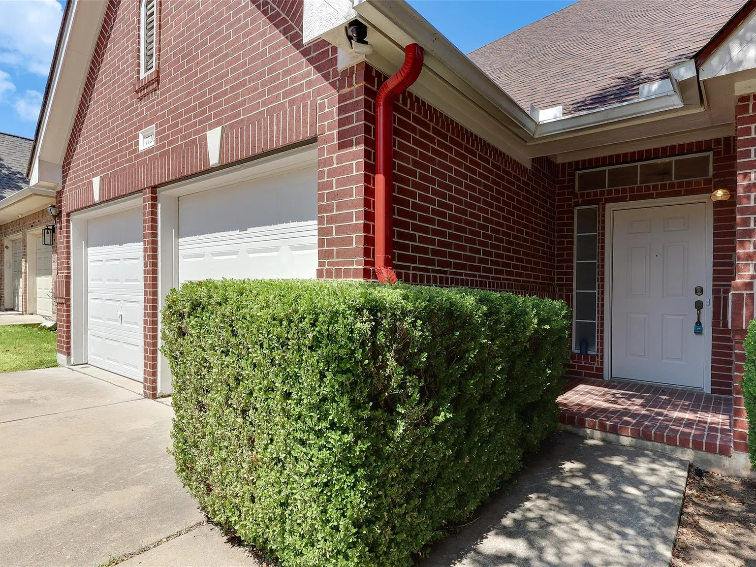 5 bed, 3.5 bath, 3528 sqft, $2,595 — Photo 3
