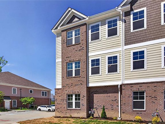 2nd image of 623 Commonwealth Blvd