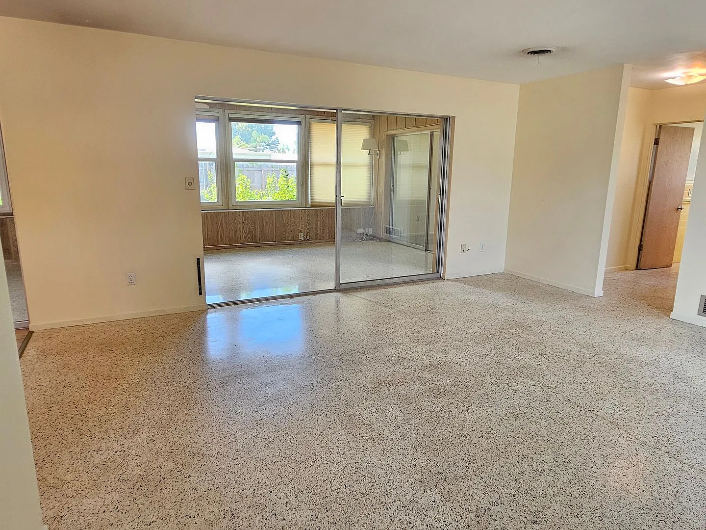 Annual Unfurnished 2 Bed / 2 Bath Home with Large Fenced Backyard in Central Venice! — Photo 4