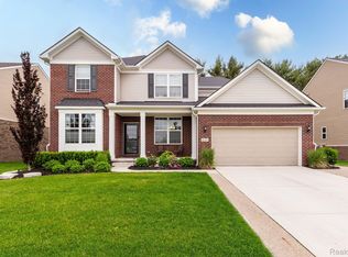 16195 Adelaide Dr, Macomb, MI 48044