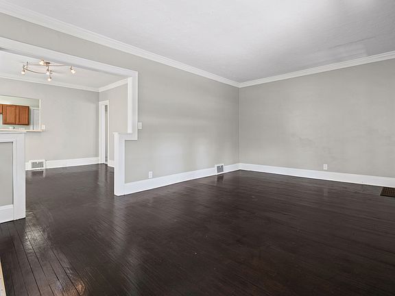5th image of 1602 Victoria Ave