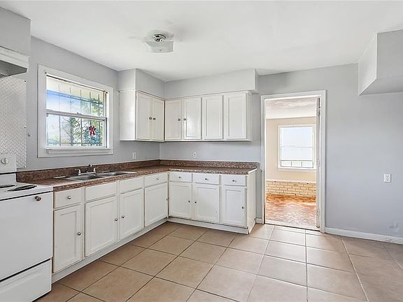 5th image of 4918 Longfellow Dr