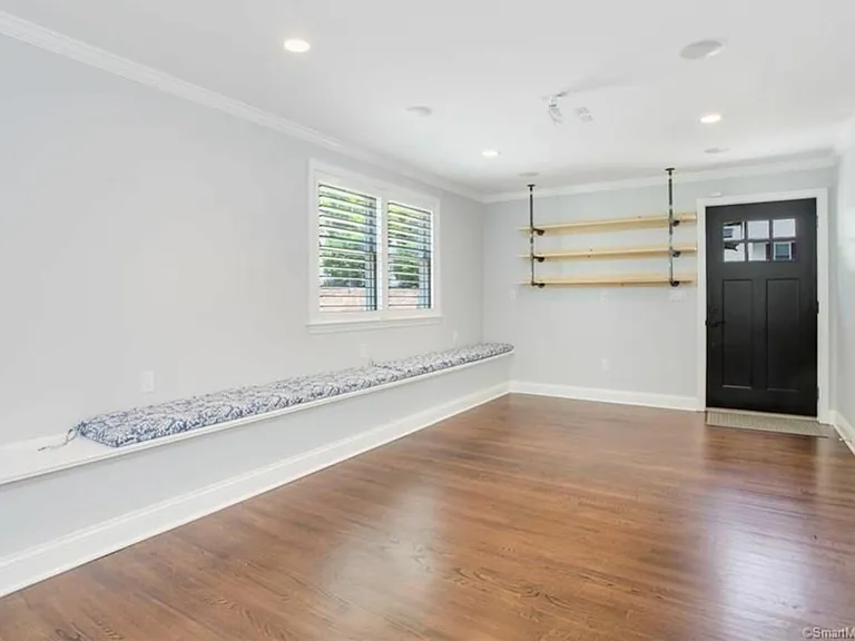 322 Castle Ave — Photo 12