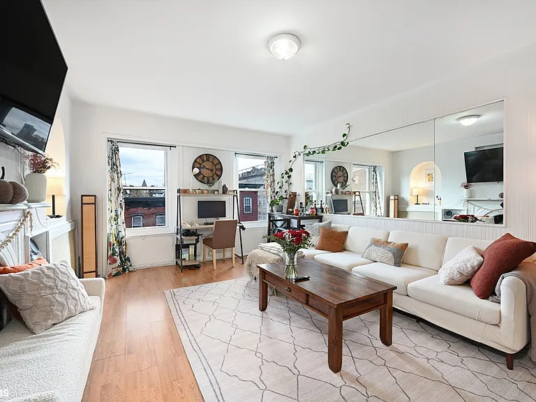 902 Park Ave #4 — Photo 1