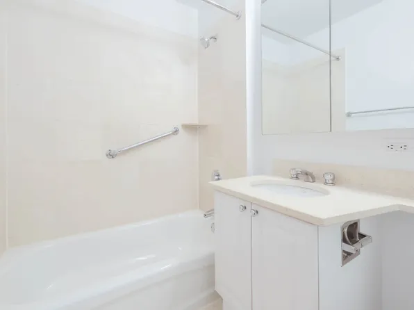 180 Riverside Boulevard image 63 of 71