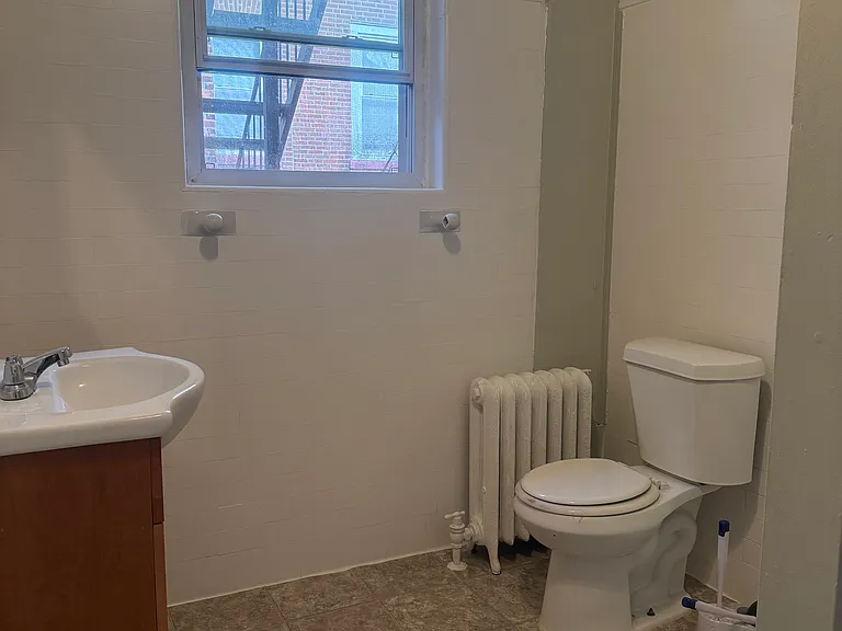 613 W 10th St #2 — Photo 5