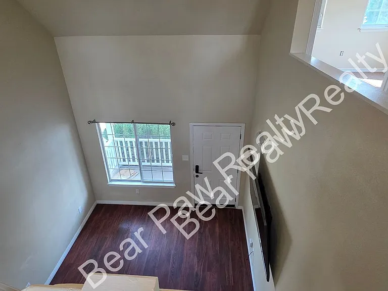 322 Hacienda Ct — Photo 3