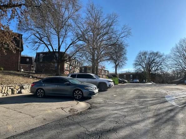 8615 Countryshire Ln, Kansas City, MO