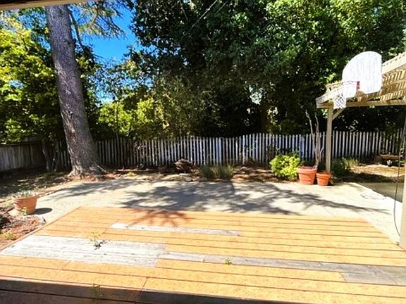 4th image of 634 Stanford Dr