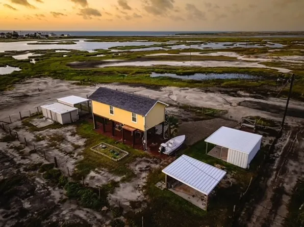 326 E 10th St, Rockport, TX 78382