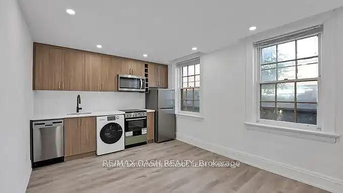 1st image of 917 Saint Clair Ave W #31