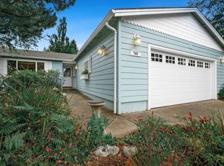 745 SE Bird Ave, Waldport, OR 97394