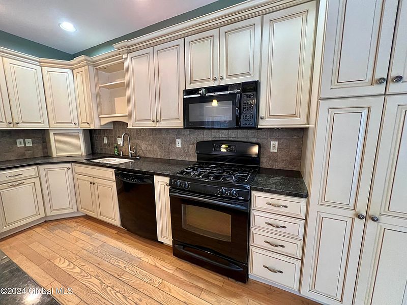 3rd image of 21 Coriander Drive