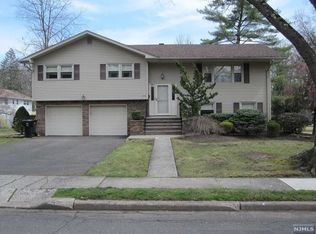 552 Hobart Rd, Paramus, NJ 07652