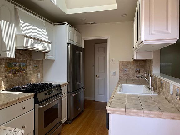 2nd image of 450 Park St