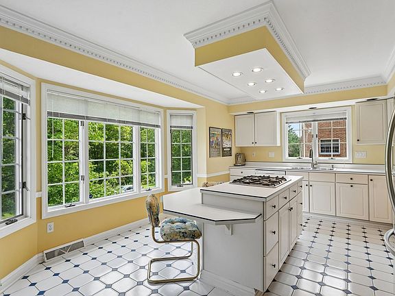 4th image of 2135 Huntington Ct S