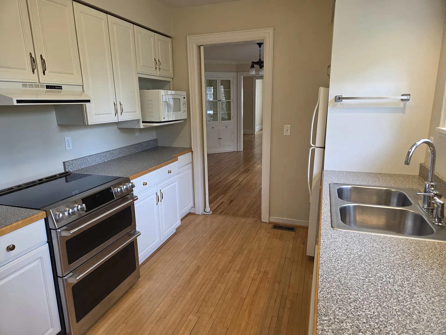 3 bed, 1650 sqft, $2,950 — Photo 2