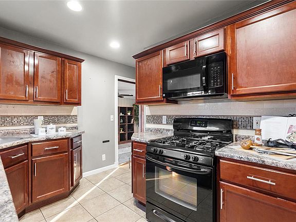 4th image of 9506 Erie Dr