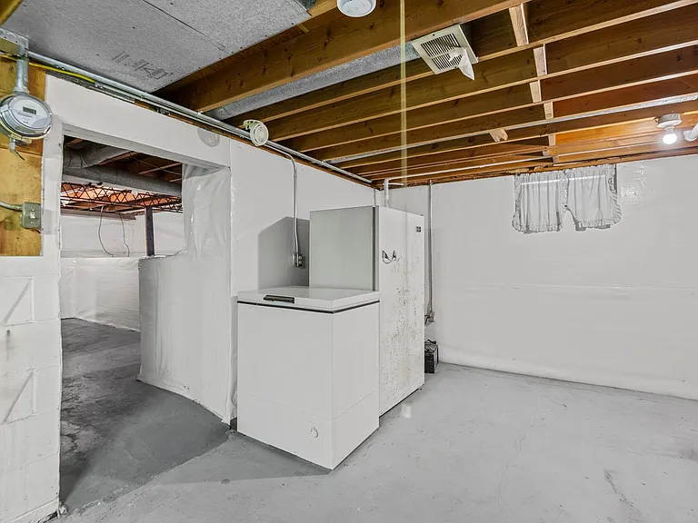 3401 Seneca Ave — Photo 22