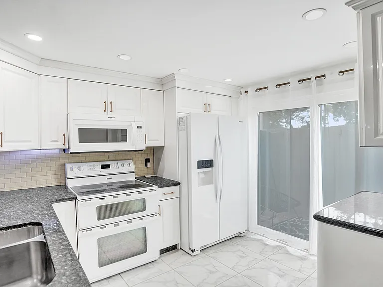 147 SW 3rd St — Photo 6