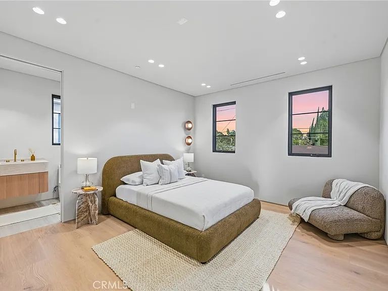 4900 Valjean — Photo 35