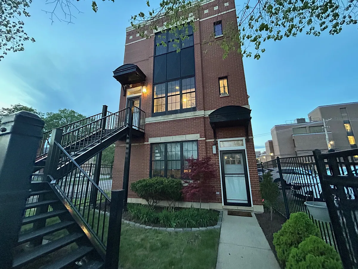 Building Photo - 2052 W Warren Blvd #2