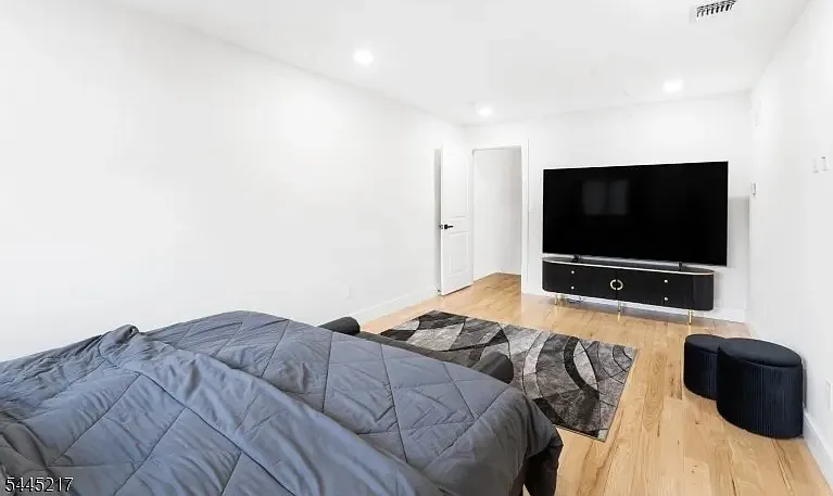2 bed, $3,200 — Photo 3