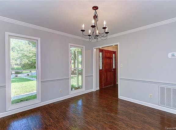 3rd image of 940 Paul Revere Ln
