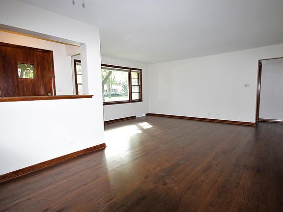 4th image of 105 W Belmont Ave