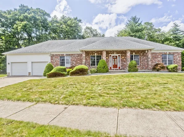 15 Avalon Pl, Feeding Hills, MA 01030
