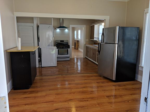2nd image of 920 S Grand Ave