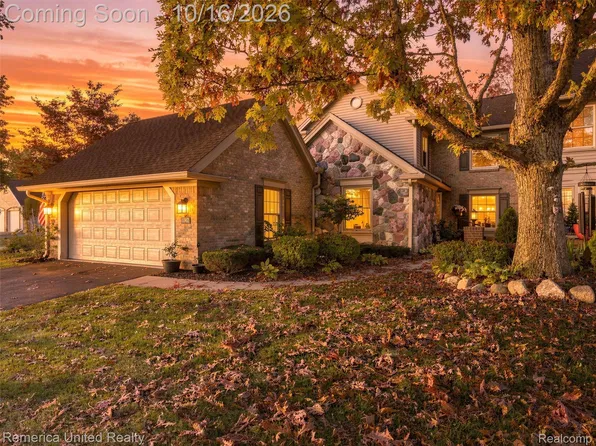 4742 Pine Eagles Dr, Brighton, MI 48116