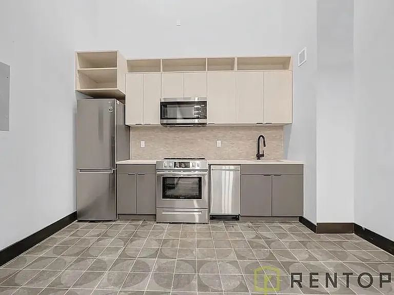 475 Grand St #3B — Photo 2