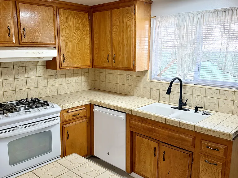 3636 W Tulare Ave — Photo 12