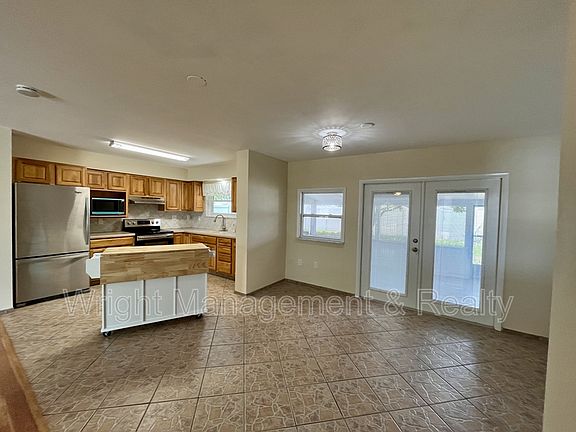 4th image of 704 Torrey Pines Ave