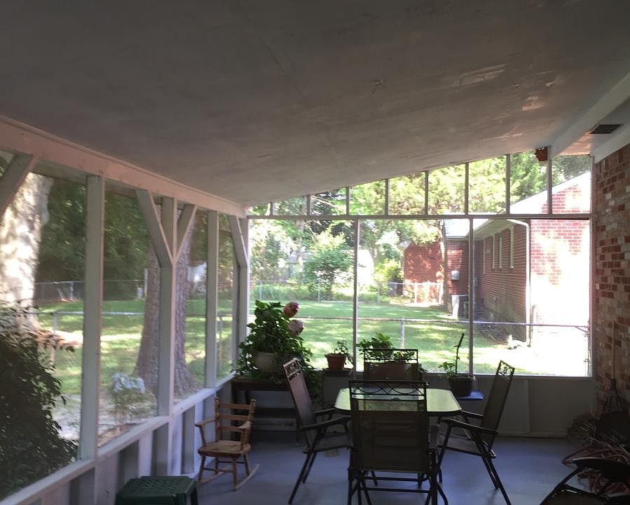Large Screened in Porch (Left Side)