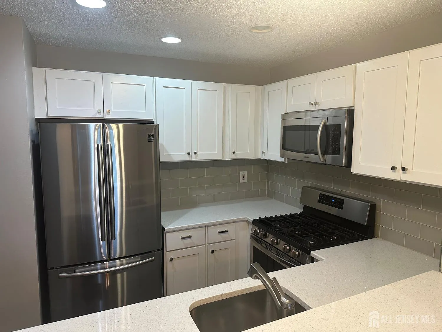 2 bed, 1.0 bath, 908 sqft, $2,200 — Photo 4
