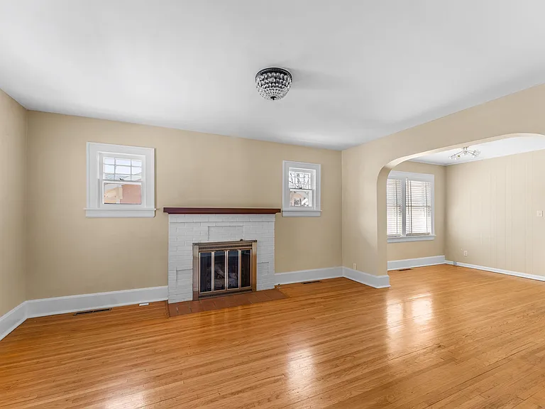 523 E Delmar St — Photo 16