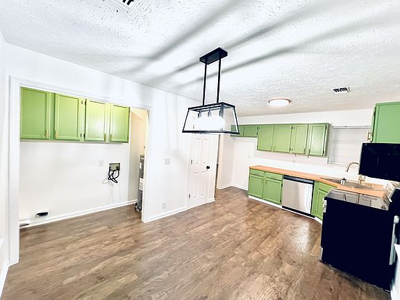 4th image of 720 Garrison Dr
