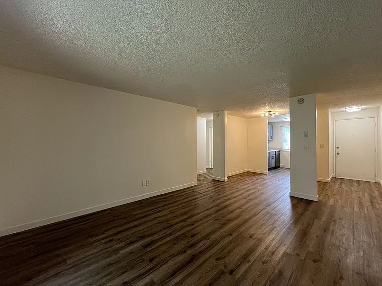 Spacious Corner Apartment with Three Bedrooms, Open Living Space & Modern Kitchen — Photo 15