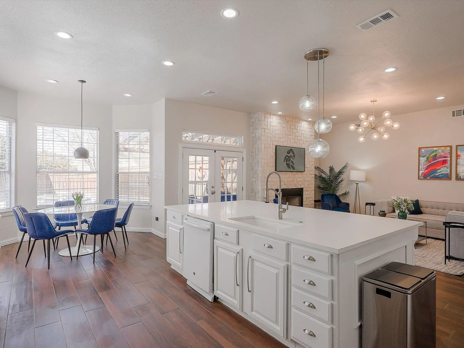 5 bed, 3212 sqft, $9,750 — Photo 3