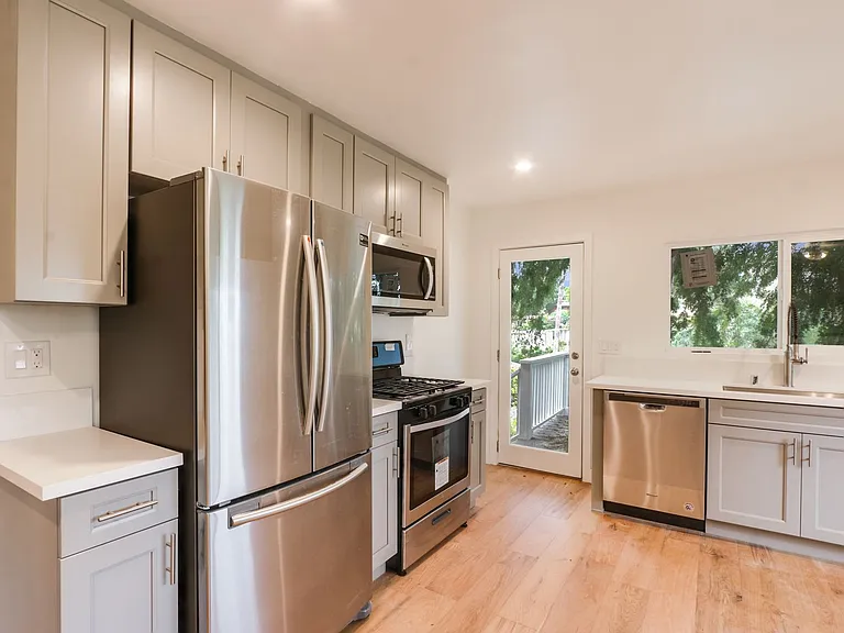 2042 N Alvarado St — Photo 11